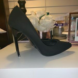 Black pointed heels 👠